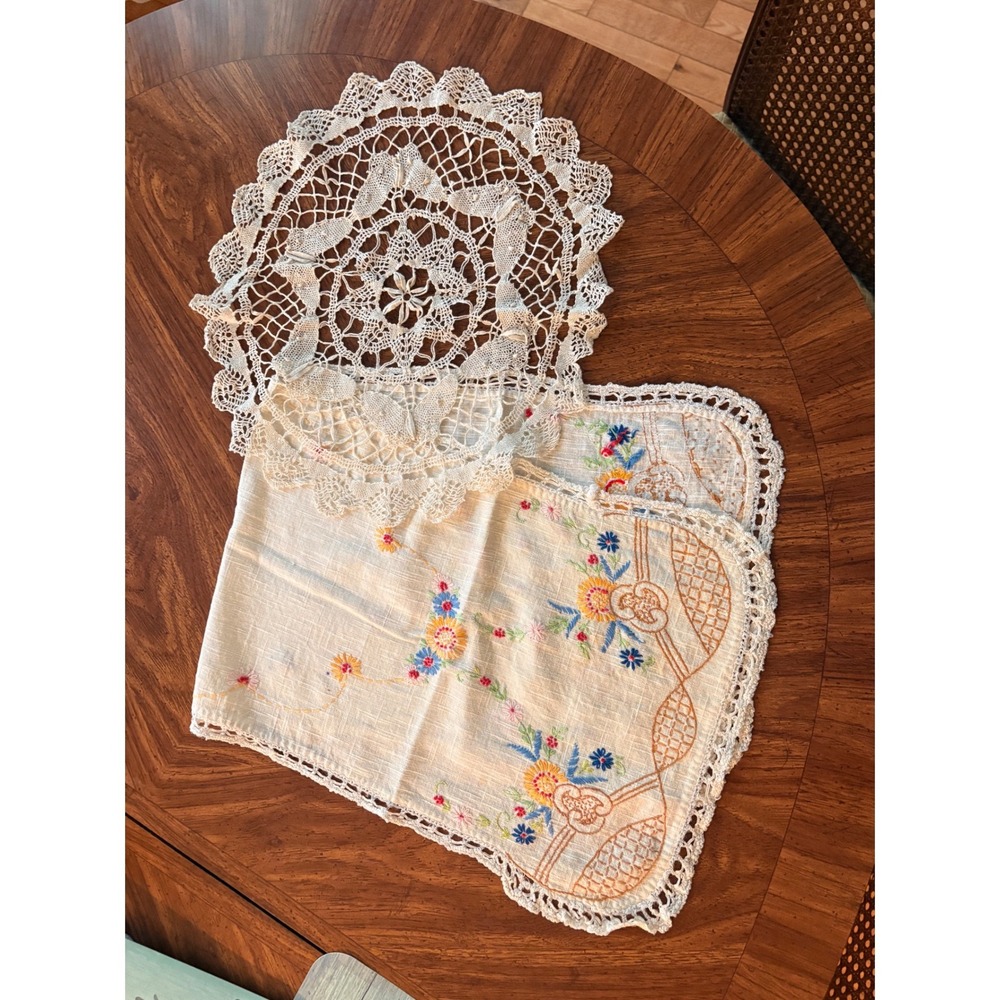 Vintage Embroidered Floral Table Runner Scarf‎ and Crochet Lace Doily Set Cream